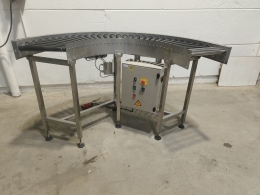 Powered roller conveyor curve